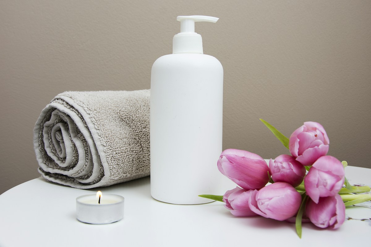 Naturalne kosmetyki i ręczniki w luksusowym salonie beauty
